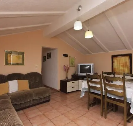 Luciano 1204 Apartamento *